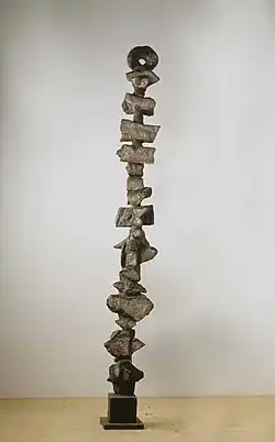 Crystal Totem (1962), polychrome plaster, h. 134 cm