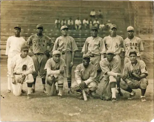 Various players in a group photo, 1932