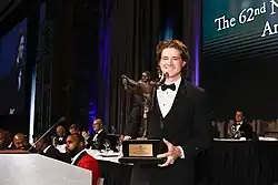 Justin Herbert (Oregon) with the trophy in 2019