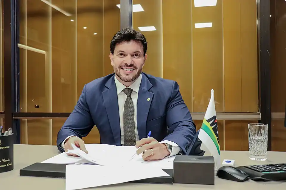 Acacio no gabinete.jpg