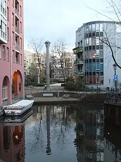 Snoekjesgracht looking to the north, with buildings from the 1980s and the pillar-shaped artwork by Wim Tap.