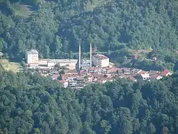 Overhead picture of the village of Arıt, surrounded by trees.