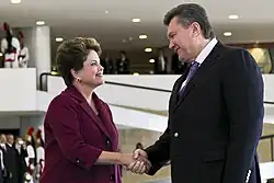Rousseff and Yanukovitch shake hands