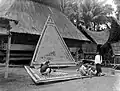 The painting of the interweaving of two "ajo", the interlaced triangles intended for the roofing of a traditional Karo house.