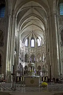 Noyon Cathedral, Primary Gothic: tribune, blind triforium, windows without tracery.