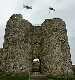 The outside of the gatehouse. The first building phase includes everything up to the row of holes visible on the right-hand tower. The second phase includes the masonry above those holes and below the level of the arrowloop on the left-hand tower, which belongs to the third phase.