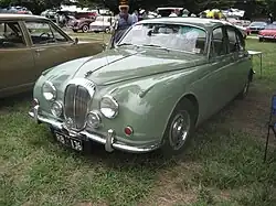 Daimler V8-250 saloon