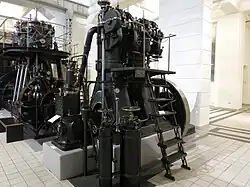 Lateral view, compressor and compressed-air tanks well visible