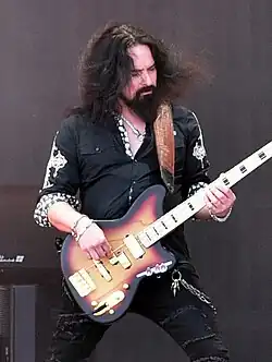 Englen performing in 2024