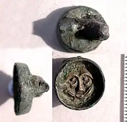 Button brooch