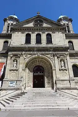 The facade, with an expended porch
