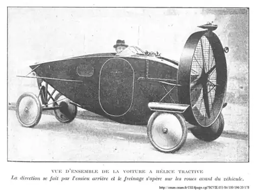 (Vue d'ensemble de la voiture a Hélice Tractive. La direction se fait par l'essieu arriere, et le frienage s'opere sur les roues avant du vehicule.) General view of the car with Tractive Propeller. The steering is by the rear axle, and the breaking operates on the front wheels of the vehicle. (La science et la vie, Tome 18. n. 53. Octobre-Novembre 1920 - Article d'Édouard Beaugrand.)