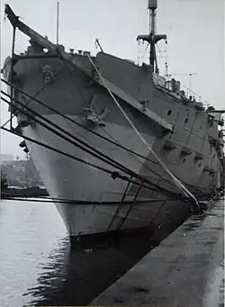 Bows of HMS Largs, 2 rows of fittings on hull (at top edge and along middle)