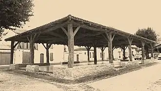 The covered marketplace in Laparade