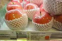 Apples in shrink film and foam cushioning