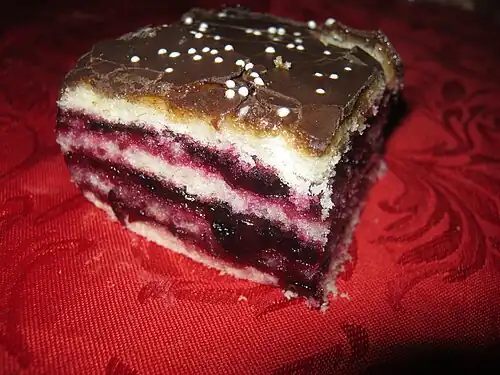 Juodųjų serbentų pyragas (blackcurrant pie), a popular dessert in Lithuanian cuisine