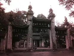 The Tam quan of Láng Temple, Hanoi is a four-pillar style combined with a curved roof