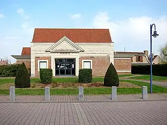 The town hall in Lompret