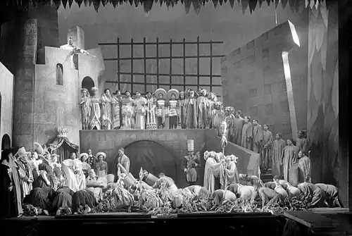 Macduff hails victory over Macbeth