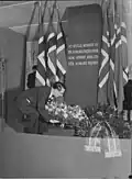 Yngve Larsson laying his wreath