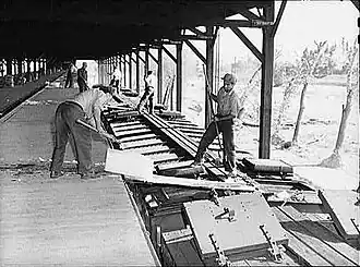 Ice blocks (also called "cakes") are manually placed into reefers from a covered icing dock. Each block weighed between 200 and 400 pounds (91 and 181&nbsp;kg). Crushed ice was typically used for meat cars.