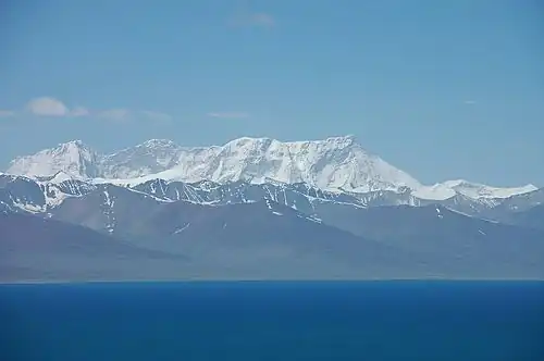 Nyainqentanglha rising above Namtso