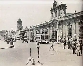 A trolley driving past the former Government Palace in 1932.
