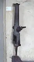 Breech-loading swivel gun, caliber: 72&nbsp;mm, length: 140&nbsp;cm, weight: 110&nbsp;kg, seized by France in Constantine in 1837.