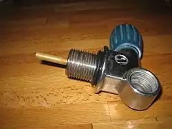 Cylinder valve with M25x2 parallel thread and lateral valve knob in right hand side configuration. The offset 5-thread G5/8" DIN socket can accept a plug to allow use of a Yoke connector.