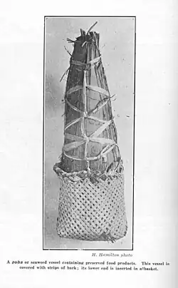 A pōhā, a bag made from Durvillaea covered with tōtara bark and inserted into a flax basket