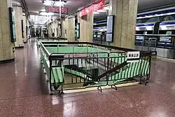North transfer stairs from Line 2 to Line 3 before renovation (March 2020)