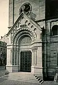Main portal, with Star of David and Tablets of Stone