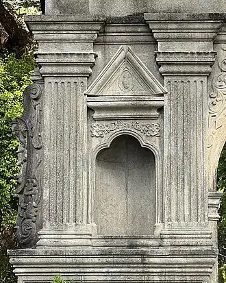 Columns on the south (front) side