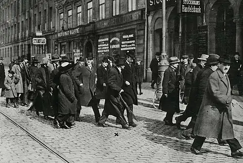 Lenin has been marked with a ✖ in the photograph