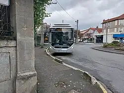 Le Volvo 7900 L Hybride no&nbsp;203014 de la ligne 482 à son terminus, place Jeanne d'Arc.