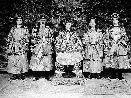 Emperor Khải Định and member of Nội các. From left to right: Hồ Đắc Trung, Tôn Thất Hân, emperor Khải Định (middle), Nguyễn Hữu Bài and Đoàn Đình Duyệt